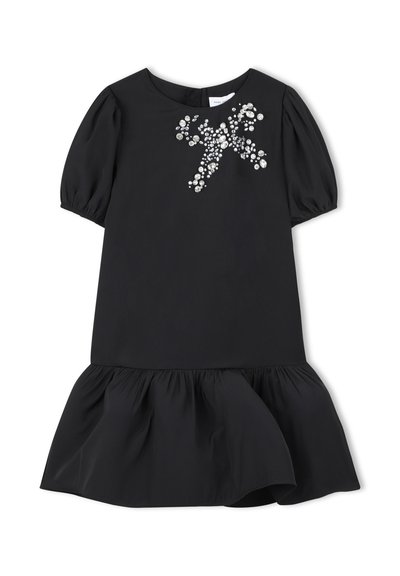 Abito nero con maniche a palloncino corte, scollo rotondo e orlo svasato con volant. Decorato con applicazioni floreali in paillettes sul petto.