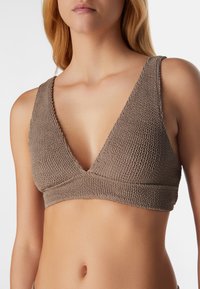 Strukturierter brauner Bralette mit tiefem V-Ausschnitt und breiten Trägern, aus einem weichen, gestrickten Material gefertigt, mit einem nahtlosen Bündchen unter der Brust.