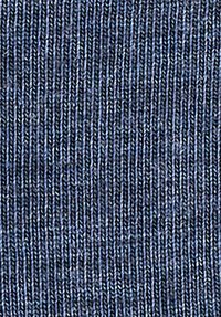 Campione di tessuto di un blu scuro con una fine texture a coste. Il tessuto presenta sottili variazioni di tono, con un aspetto liscio e morbido.