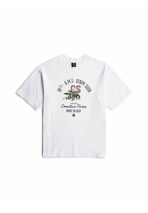 T-shirt blanc à manches courtes avec un graphique d'abeille et le texte "98th A.M.S Denim Sqdn," "G-Star Creative Force," et "Built to Last."