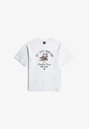 Biała koszulka z krótkim rękawem z grafiką pszczoły i tekstem: "98th A.M.S Denim Sqdn," "G-Star Creative Force," i "Built to Last."