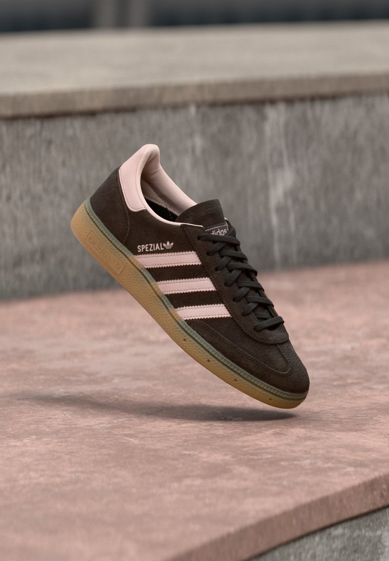 adidas OriginalsHANDBALL SPEZIAL - Sneakers laag - aurora coffee/sandy pink