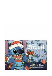 Calendario avventi in tema Stitch con 24 aperture numerate, sfondo blu vivace, personaggio dei cartoni animati con cappello di Babbo Natale, include dettagli festivi.