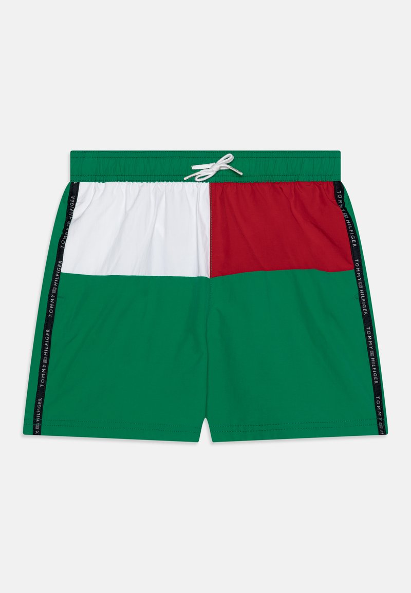 Shorts de bain pour hommes avec un design en color block comportant des sections vertes, blanches et rouges. Taille avec cordon de serrage et détail de marque sur le côté. Tissu lisse.