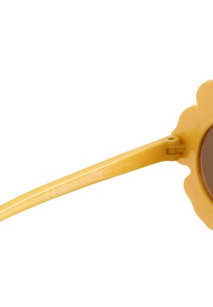 Gele zonnebril met een bloemvormig frame, bruin glas en een gladde plastic afwerking. Markeringen bevatten "MADE IN CHINA" en een leeftijdsaanbeveling.