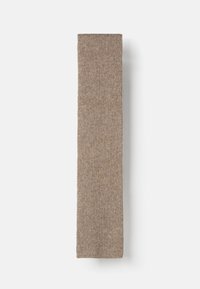 Sciarpa marrone a costine fatta di materiale morbido, forma rettangolare, con texture uniforme e senza motivi o accenti visibili.