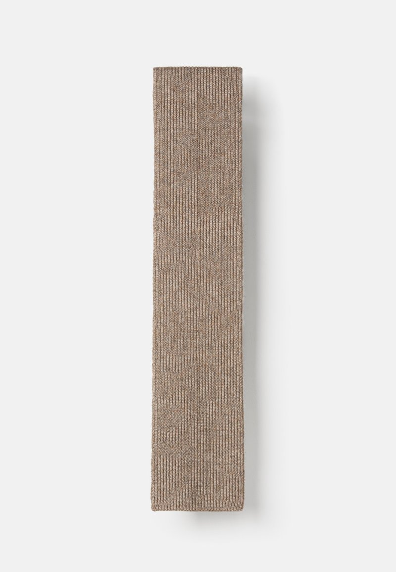 Sciarpa marrone a costine fatta di materiale morbido, forma rettangolare, con texture uniforme e senza motivi o accenti visibili.