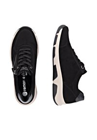 Schwarze Wildledersneaker mit einer weißen Zwischensohle, ausgestattet mit einer Schnürung und einem seitlichen Reißverschluss. Strukturierte Akzente an der Ferse sorgen für Details.