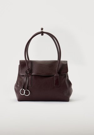 Sac à main en cuir marron foncé avec deux poignées arrondies et une fermeture à rabat, orné de deux anneaux argentés suspendus à une lanière en cuir.