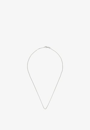 Delicata collana a catena d'argento con una piccola chiusura semplice, mostrata su uno sfondo bianco uniforme.
