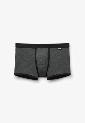 Boxer briefs a rayas grises con cinturilla negra. Presenta un pouch central y dobladillos cosidos. Textura suave y tela elástica para mayor comodidad.