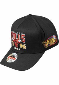 Gorra de béisbol negra con el logotipo bordado "Chicago Bulls 1996 NBA Finals", un gráfico de toro rojo y una etiqueta tejida en la parte inferior del visera.