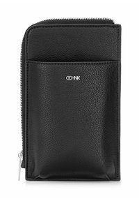 Czarny skórzany portfel o ziarnistej fakturze, z zamkiem błyskawicznym i kieszonką z przodu. Posiada srebrne logo na przedniej powierzchni.