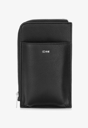 Czarny skórzany portfel o ziarnistej fakturze, z zamkiem błyskawicznym i kieszonką z przodu. Posiada srebrne logo na przedniej powierzchni.