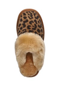 Luipaardpatroon pantoffel met een bovenkant van bruin suede en een zacht beige bontvoering. Open teen ontwerp, platte zool en ronde silhouet.