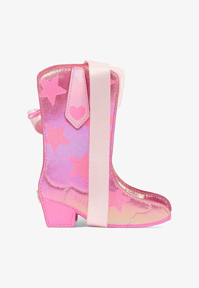 Borsa a forma di stivale da cowboy rosa, realizzata in un materiale lucido e iridescente con motivi a stella, accentuata da un cuore e con una tracolla rosa.