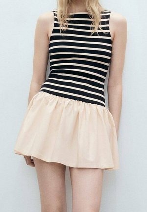 Czarny i beżowy bezrękawnik w paski z dopasowanym gorsetem i miękką, rozkloszowaną beżową spódnicą, wykonany z lekkiej tkaniny.