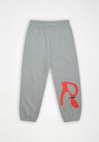 Ανοιχτό γκρι φόρμα με ελαστική μέση και μανσέτες, με μεγάλο κόκκινο αφηρημένο γράμμα "R" και μαύρους αριθμούς "13042012" στο δεξί πόδι.