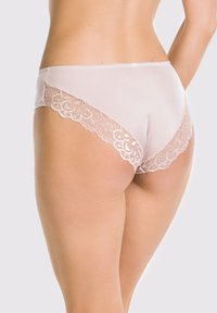 Jasnoróżowe majtki typu boyshorts wykonane z gładkiego materiału z falbaniastymi koronkowymi wykończeniami na brzegach, z półprzezroczystym wyglądem i elastycznym pasem.