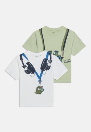 Deux t-shirts enfants à manches courtes, un blanc avec un imprimé casque audio et porte-clés jouet, un vert clair avec jumelles et texte « Let's go hunting ! ».