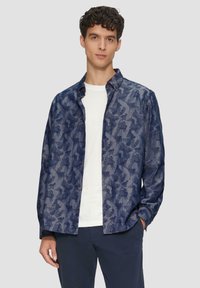 Navyblauw button-up overhemd met een subtiele textuurpatroon, gemaakt van lichtgewicht stof, met een ontspannen pasvorm en klassiek kraagontwerp.
