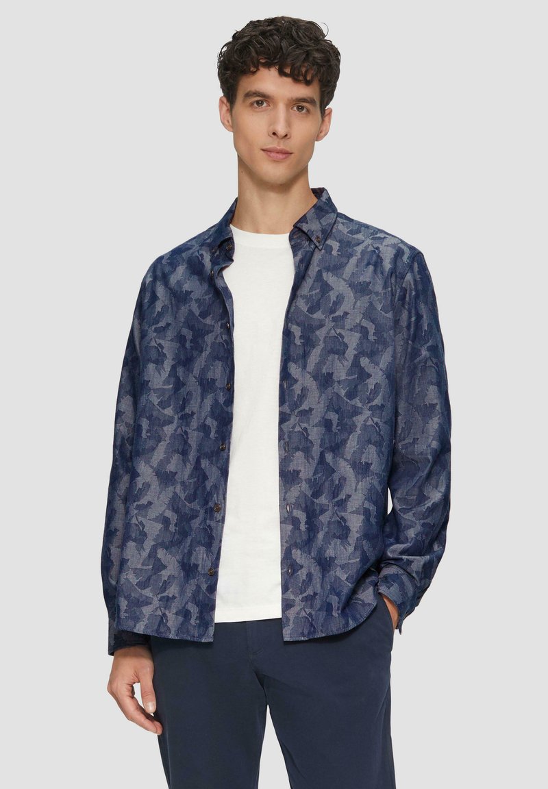 Navyblauw button-up overhemd met een subtiele textuurpatroon, gemaakt van lichtgewicht stof, met een ontspannen pasvorm en klassiek kraagontwerp.