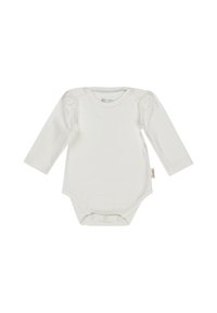 Weißer Babybody mit langen Ärmeln, Druckknöpfen an den Schultern und im Schritt, mit leichten Gatherungen an den Schultern und einem Markentag aus Stoff.