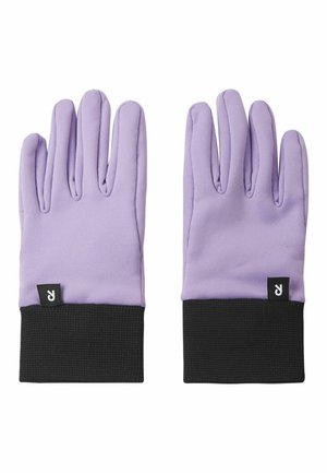 Para lawendowych rękawiczek z czarnymi prążkowanymi mankietami i małymi czarnymi metkami z białym logo "R" na każdym nadgarstku.