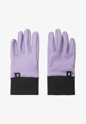 Para lawendowych rękawiczek z czarnymi prążkowanymi mankietami i małymi czarnymi metkami z białym logo "R" na każdym nadgarstku.