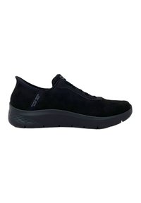 Le sneakers in suede nere presentano una punta arrotondata, un profilo basso, una suola intermedia testurizzata e lacci neri, con minimo ampollamento e senza modelli visibili.