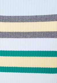 Tessuto a maglia rigata con strisce orizzontali in azzurro chiaro, blu scuro, giallo e teal. La trama è morbida ed elastica.