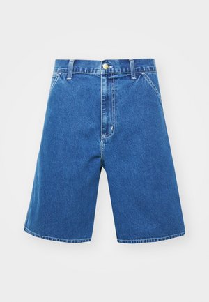 Shorts en denim de couleur bleue, coupe décontractée, taille mi-haute, poches avant et fermeture à bouton. Détails de couture le long des coutures.