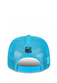 Casquette de baseball en maille bleue avec une forme arrondie, dotée d'un patch en cuir NFL noir et d'une fermeture à pression en plastique pour un ajustement de taille.