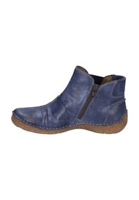Bottes chelsea en cuir bleu avec une fermeture éclair sur le côté et une semelle en caoutchouc brun texturé. Présente des coutures le long des bords et une pointe légèrement courbée.