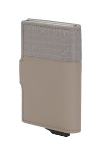 Úzký držák karet s měkkým béžovým koženým základem a texturovaným šedým materiálem nahoře. Kompaktní a minimalistický design s výřezem pro snadný přístup.