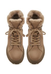 Barna velúr bokacsizmák műszőrmével bélelve, kerek orrúak, fűzővel és tartós gumitalppal; fém fűzőlyukakkal és textúrázott díszítéssel rendelkeznek.