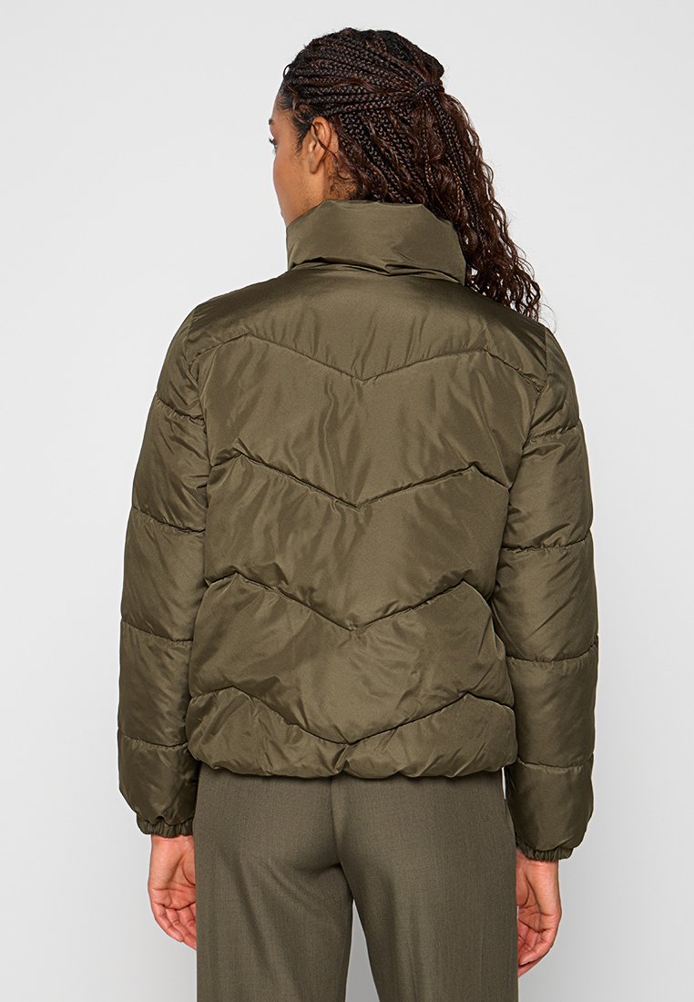 Olivgrüne gesteppte Jacke mit hohem Kragen, Chevron-Steppung, elastischen Bündchen und einem gerafften Saum für eine taillierte Silhouette.