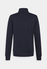 Felpa blu navy con colletto alto e maniche lunghe, realizzata in tessuto morbido e lavorato; presenta polsini e orlo a costine.