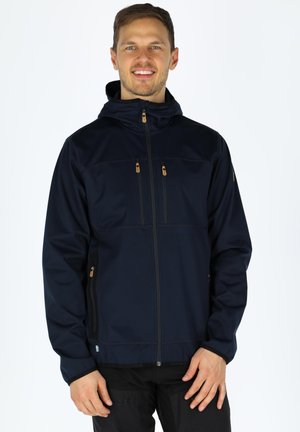 Marinejacke mit Kapuze, ausgestattet mit zwei Reißverschlusstaschen auf der Brust und Seitentaschen. Glatte Textur mit eng anliegenden Bündchen und Saum.
