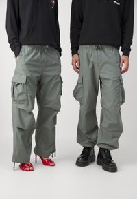 Jack & Jones JPSTPARACHUTE JJZAYN UNISEX - Calças cargo - agave green