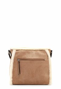 Borsa a spalla in suede beige con bordo in pelliccia ecologica crema, una tasca esterna con zip e una tracolla elegante. Finiture testurizzate e linee pulite.