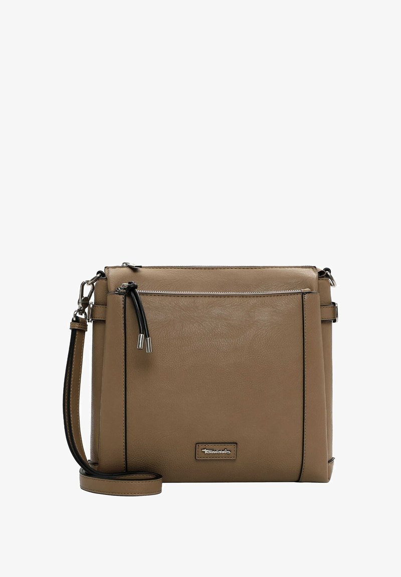 Borsa a tracolla in pelle marrone con superficie testurizzata, tasca con zip e tracolla regolabile. Presenta dettagli metallici e una placca con logo.