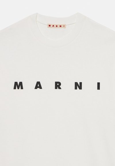 Camiseta de algodón blanca con cuello redondo; logo en negrita y color negro "MARNI" impreso en el pecho; textura suave y diseño minimalista.