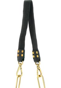 Cintura di una borsa in pelle nera texture con ganci e rivetti in metallo dorato su uno sfondo bianco.