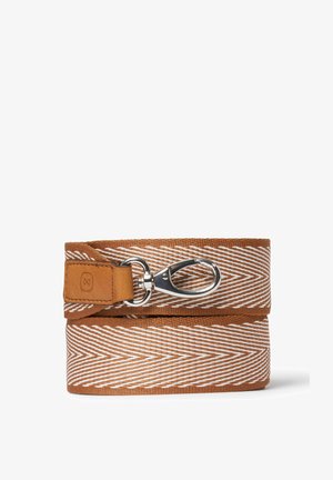 Brun vävd tygbälte med vitt zigzag-mönster, utrustad med en tanfärgad läderände och silverfärgad metallspänne för fastsättning.