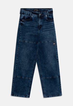 Jean en denim bleu foncé à jambes larges avec poches avant, passants pour ceinture, fermeture par bouton et détails de panneaux cousus le long des jambes.