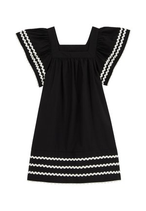 Zwarte jurk met vierkante halslijn, gerimpelde mouwen en witte golvende rand langs de mouwen en zoom, plat liggend weergegeven op een witte achtergrond.