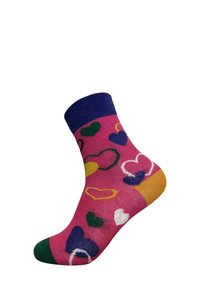 Farverig bomuldsstrømpe med en pink krop, prydet med et udvalg af hjerte-mønstre i grøn, gul, lilla og hvid. Kontrastfyldt marineblå rib.