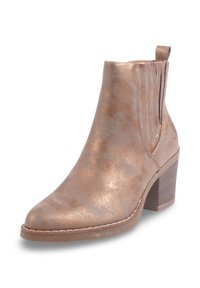 Bottine en or rose avec un bout pointu, des panneaux latéraux élastiques et un talon empilé, présentant une texture lisse et un minimum de détails de coutures.