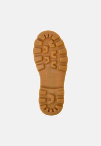 Talpa de încălțăminte din cauciuc de culoare maro deschis, cu modele adânci de textură. Prezintă logo-ul "Camper" și mărimea "28" gravate pe partea de jos.